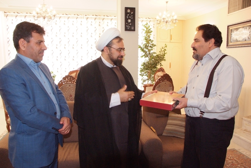 دیدار مدیرکل فرهنگ و ارشاد اسلامی استان اصفهان با هنرمند پیشکسوت تئاتر استان