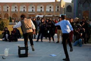 نمایش خیابانی « ماجراهای آبی آقای بیکار » در سومین جشنواره استانی کوثر نطنز