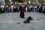 نمایش خیابانی «بمبک» در سومین جشنواره تئاتر کوثر نطنز به اجرا درآمد 