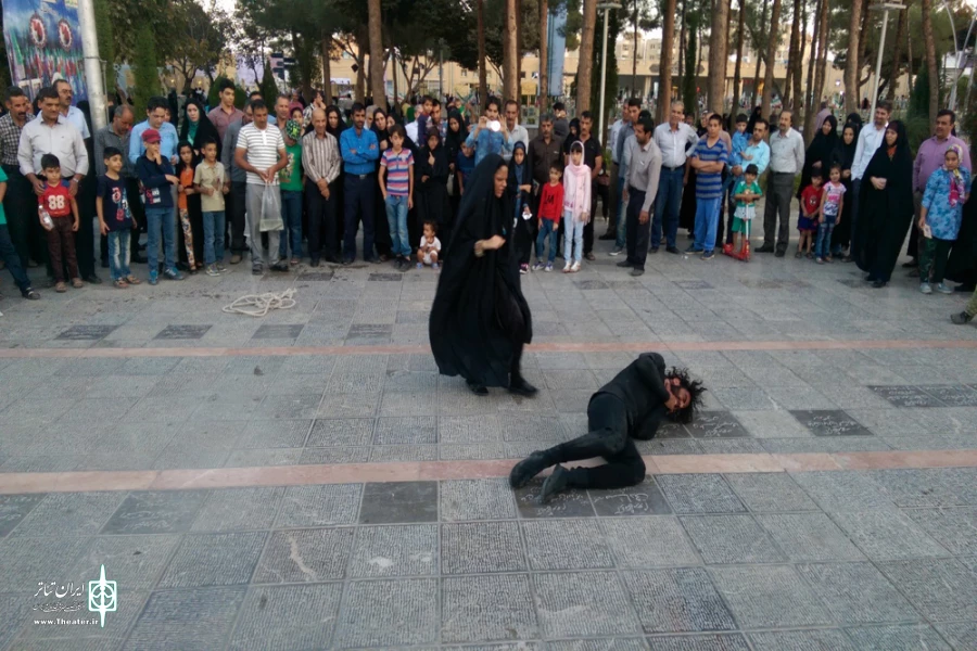نمایش خیابانی «بمبک» در سومین جشنواره تئاتر کوثر نطنز به اجرا درآمد 