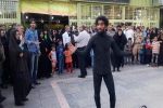 نمایش خیابانی «بمبک» در سومین جشنواره تئاتر کوثر نطنز به اجرا درآمد 