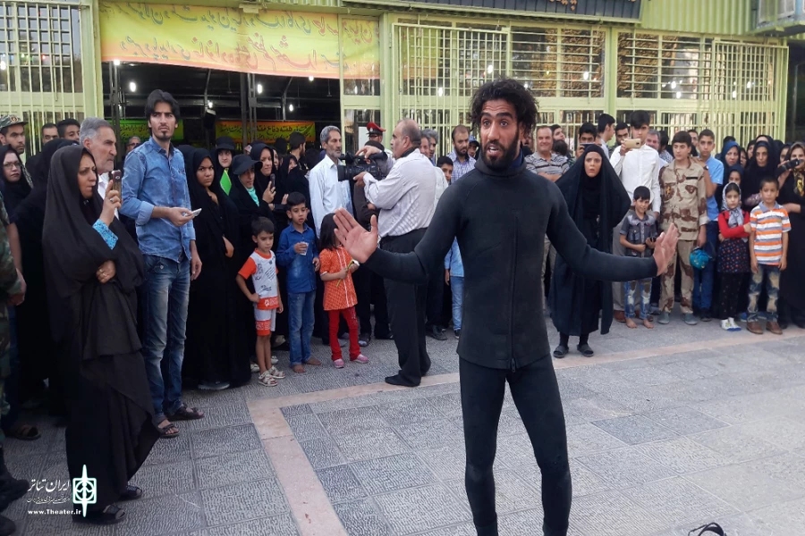 نمایش خیابانی «بمبک» در سومین جشنواره تئاتر کوثر نطنز به اجرا درآمد 