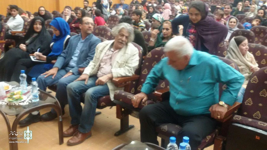 تصاویری از نمایش « رویای پرواز در جنگل سبز » به نویسندگی و کارگردانی مجتبی طالبی