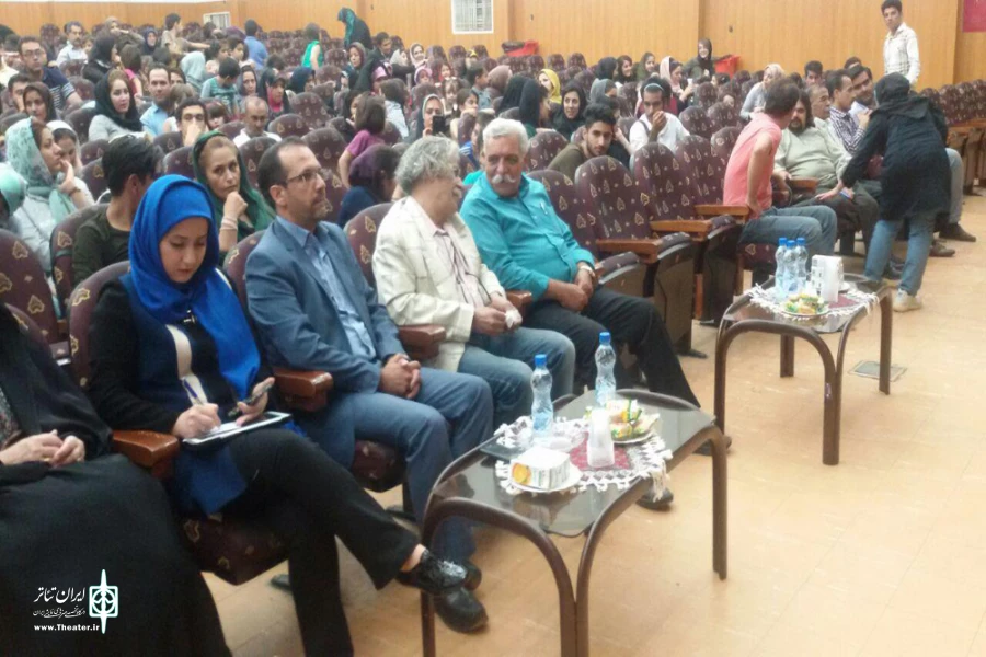 تصاویری از نمایش « رویای پرواز در جنگل سبز » به نویسندگی و کارگردانی مجتبی طالبی