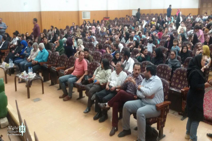 تصاویری از نمایش « رویای پرواز در جنگل سبز » به نویسندگی و کارگردانی مجتبی طالبی