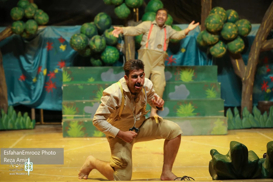 تصاویری از نمایش « رویای پرواز در جنگل سبز » به نویسندگی و کارگردانی مجتبی طالبی