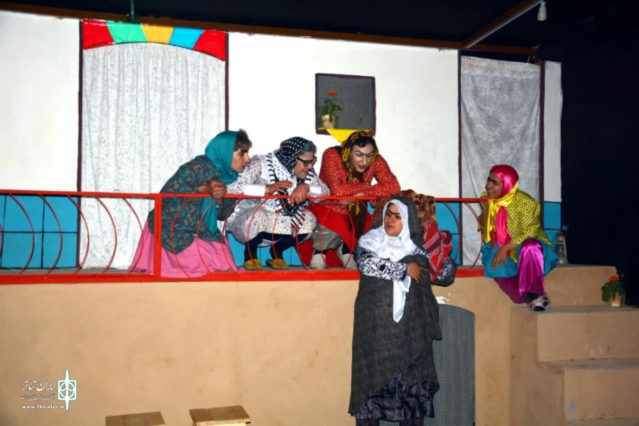 نمایش کمدی«خونه قمر خانم» به کارگردانی میثم طاهری روی صحنه رفت 2