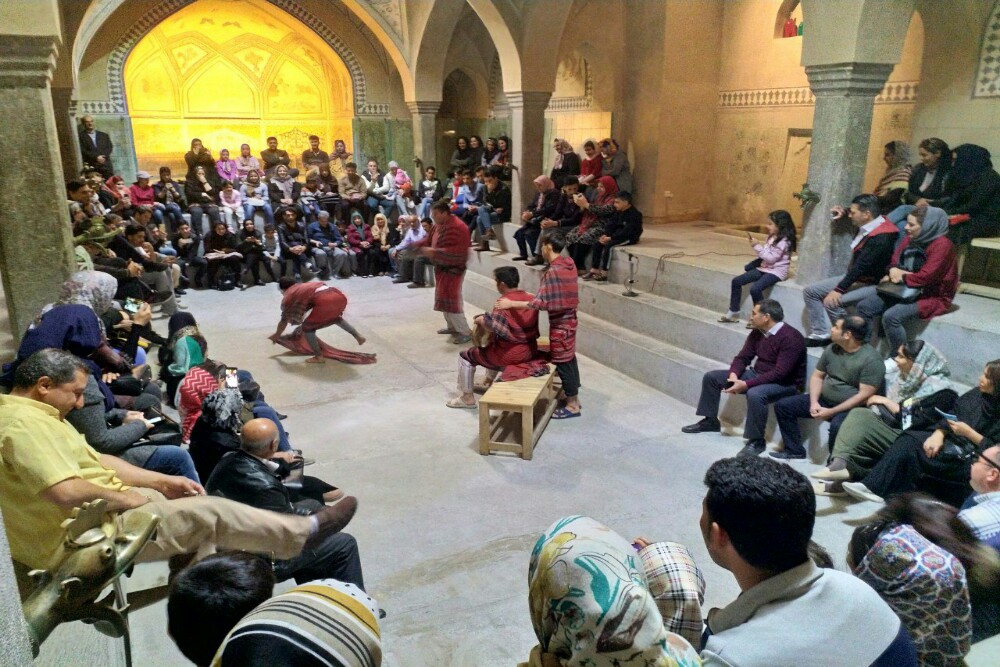 همزمان با ایام نوروز ، توسط گروه نمایشی نگار سبز زنده رود

اجرای نمایش خیابانی «چمدان» در اصفهان