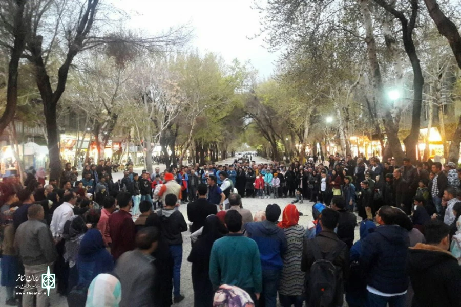 نمایش خیابانی« پس کوچه های اصفهان» توسط گروه نگار سبز زنده رود در اصفهان اجرا شد 2