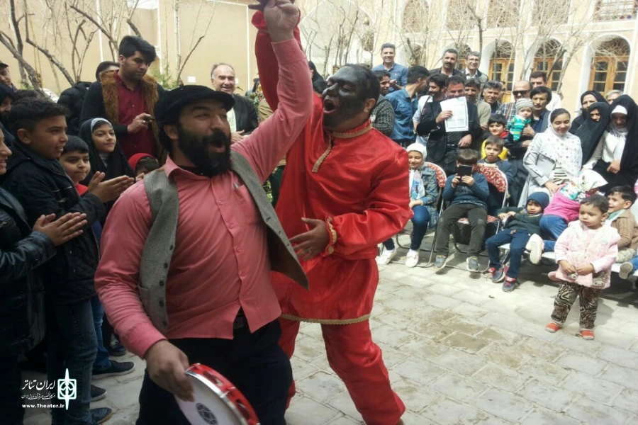 اجرای نمایش خیابانی «مبارک دروغ میگوید، در شهرستان خمینی شهر 2