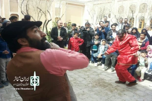 اجرای نمایش خیابانی «مبارک دروغ میگوید، در شهرستان خمینی شهر 3