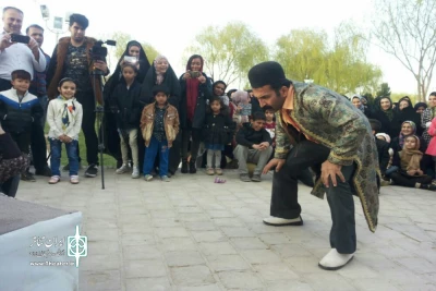 با همکاری انجمن هنر نمایش شهرستان خمینی شهر ، و سازمان فرهنگی اجتماعی و ورزشی شهرداری این شهرستان

اجرای نمایش خیابانی «صد سال به این سالها» در شهرستان خمینی شهر