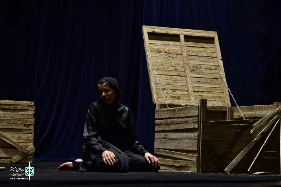 نمایش «چهار صندوق» به کارگردانی علی ثابتی پور در دانشگاه کاشان روی صحنه رفت 3