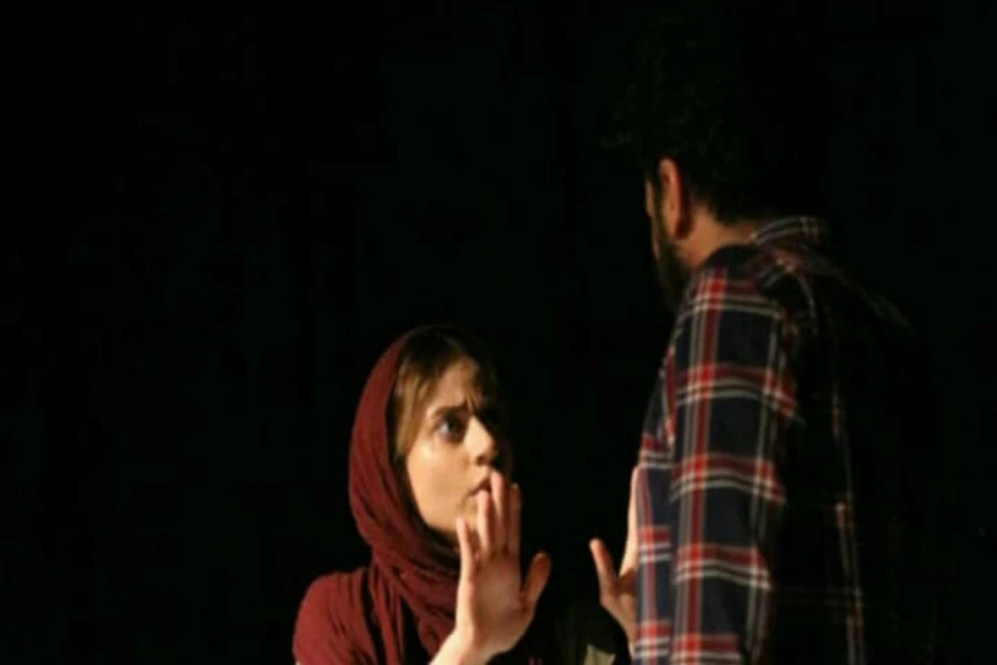 گزارش تصویری از اجرای نمایش شرق دور شرق نزدیک به کارگردانی احسان جانمی در اصفهان
