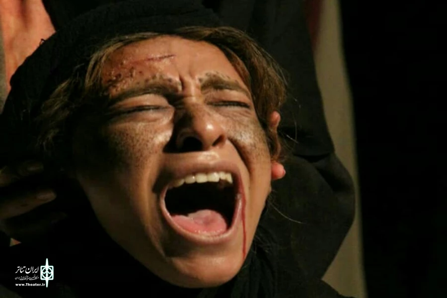 گزارش تصویری از اجرای نمایش شرق دور شرق نزدیک به کارگردانی احسان جانمی در اصفهان