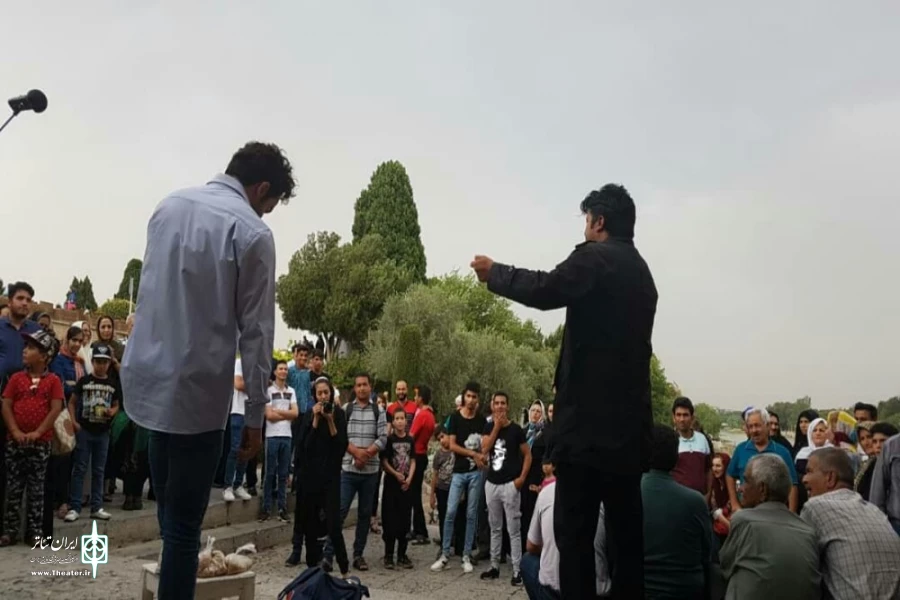 گزارش تصویری از اجرای نمایش خیابانی«مردی به نام عارض»به کارگردانی محمد رادمهر در اصفهان