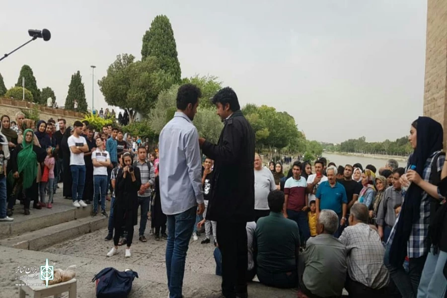 گزارش تصویری از اجرای نمایش خیابانی«مردی به نام عارض»به کارگردانی محمد رادمهر در اصفهان