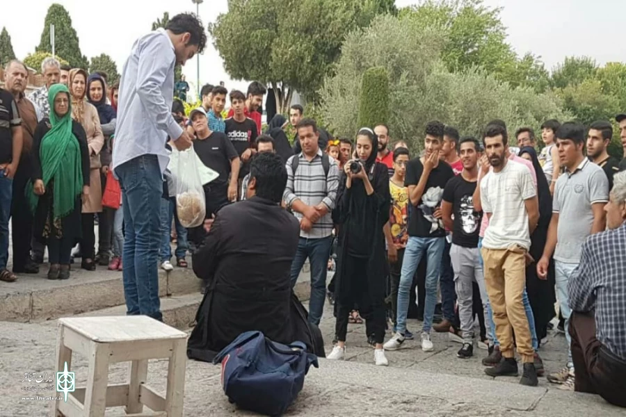 گزارش تصویری از اجرای نمایش خیابانی«مردی به نام عارض»به کارگردانی محمد رادمهر در اصفهان
