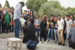 گزارش تصویری از اجرای نمایش خیابانی«مردی به نام عارض»به کارگردانی محمد رادمهر در اصفهان
