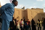 گزارش تصویری از اجرای نمایش خیابانی«پینگ پونگ در ملا عام پیرامون دار و درخت»به کارگردانی مصطفی جعفری خوزانی