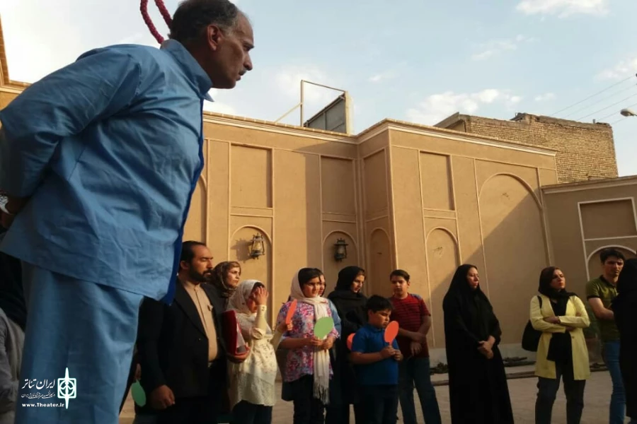 گزارش تصویری از اجرای نمایش خیابانی«پینگ پونگ در ملا عام پیرامون دار و درخت»به کارگردانی مصطفی جعفری خوزانی