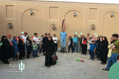 گزارش تصویری از اجرای نمایش خیابانی«پینگ پونگ در ملا عام پیرامون دار و درخت»به کارگردانی مصطفی جعفری خوزانی