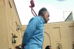 گزارش تصویری از اجرای نمایش خیابانی«پینگ پونگ در ملا عام پیرامون دار و درخت»به کارگردانی مصطفی جعفری خوزانی