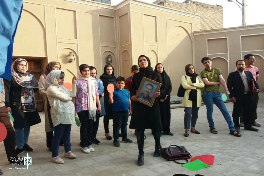 گزارش تصویری از اجرای نمایش خیابانی«پینگ پونگ در ملا عام پیرامون دار و درخت»به کارگردانی مصطفی جعفری خوزانی