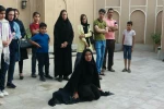 گزارش تصویری از اجرای نمایش خیابانی«پینگ پونگ در ملا عام پیرامون دار و درخت»به کارگردانی مصطفی جعفری خوزانی