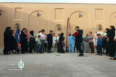 گزارش تصویری از اجرای نمایش خیابانی«پینگ پونگ در ملا عام پیرامون دار و درخت»به کارگردانی مصطفی جعفری خوزانی