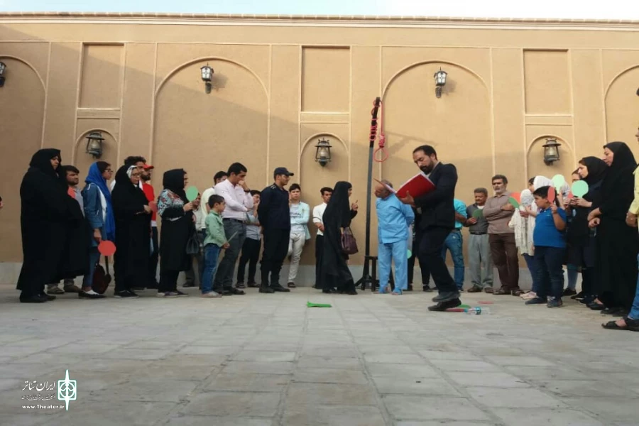 گزارش تصویری از اجرای نمایش خیابانی«پینگ پونگ در ملا عام پیرامون دار و درخت»به کارگردانی مصطفی جعفری خوزانی