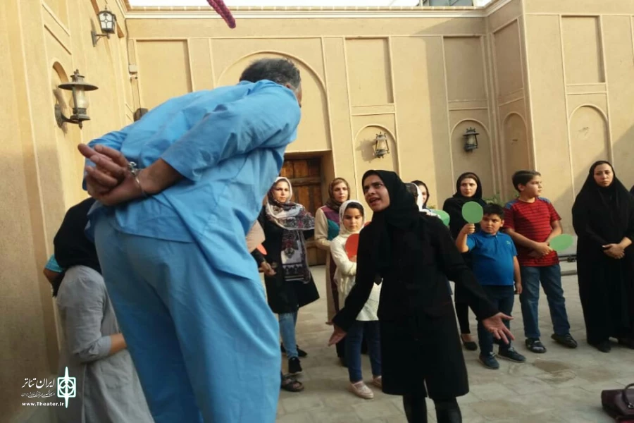 گزارش تصویری از اجرای نمایش خیابانی«پینگ پونگ در ملا عام پیرامون دار و درخت»به کارگردانی مصطفی جعفری خوزانی