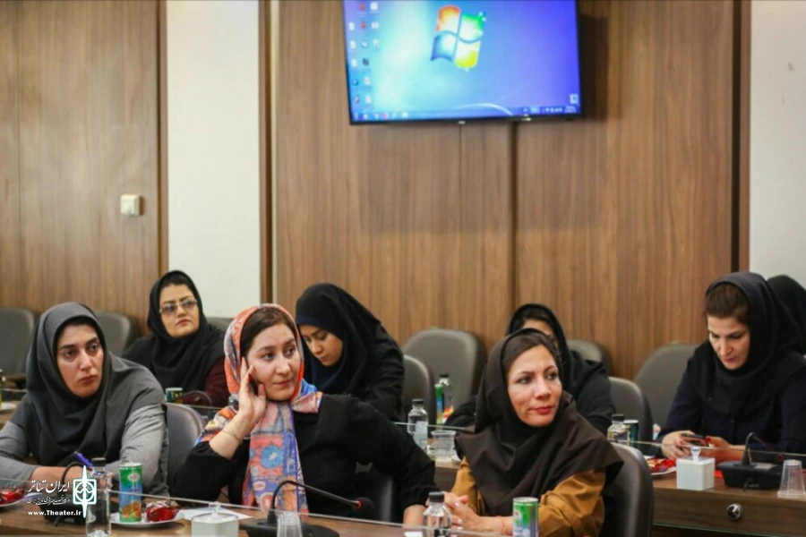 رونمایی از پوستر نمایش کلاغ ها در اصفهان