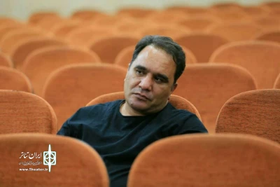 سعید محسنی کارگردان نمایش

«کُلاغ ها» تردید به خنده ها
