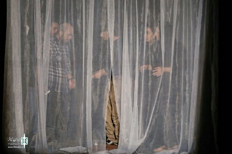 گالری تصاویر نمایش حادثه در عمارت اقای میم. ف تولیدی مشترک از دفتر تخصصی هنرهای نمایشی تالار هنر اصفهان و گروه نمایشی بیست و سه به کارگردانی هادی عسکری در تماشاخانه ماه حوزه هنری اصفهان