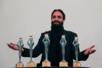 نمایش خیابانی راه رفتن بر روی لبه تیغ 2