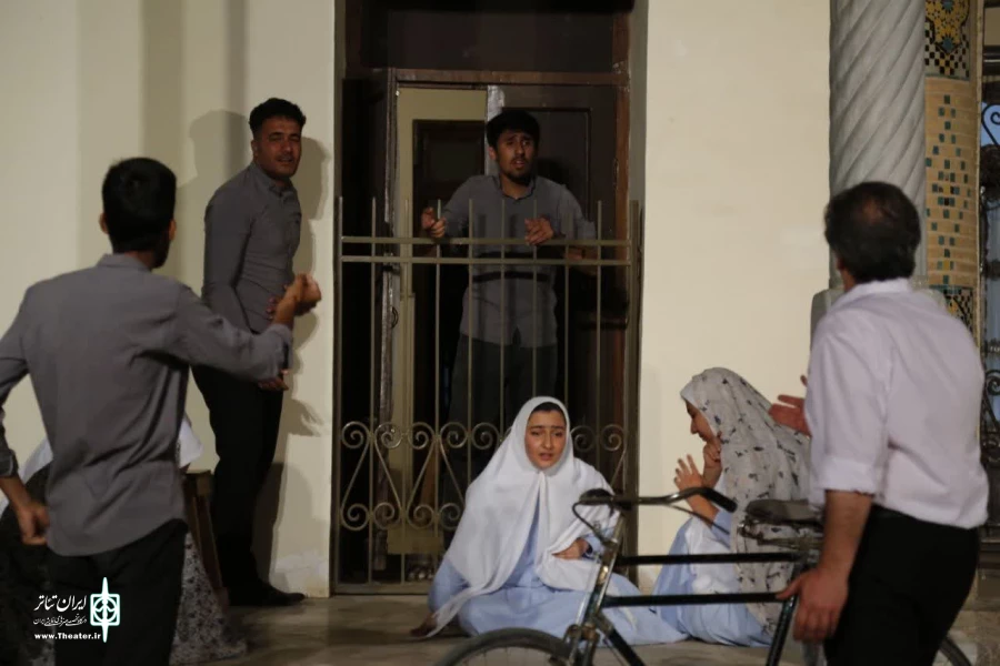 نمایش «باغ زرشک» در اصفهان به روی صحنه رفت 3