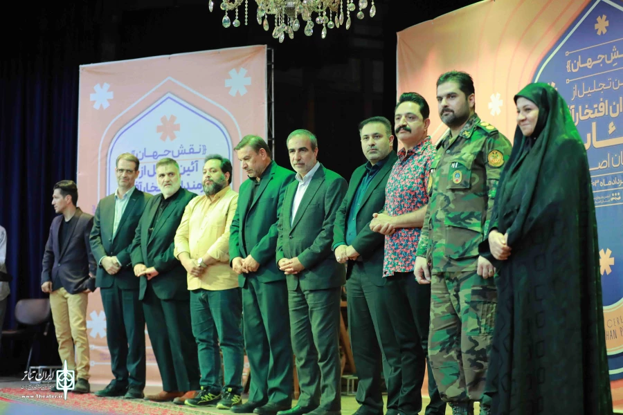آیین تجلیل از هنرمندان افتخار آفرین تئاتر استان اصفهان برگزار شد 5